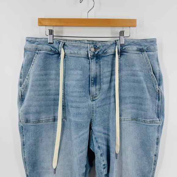 Judy Blue Women’s 20W Drawstring Waist Relaxed Tapered Jeans Light Wash‎ Denim - Picture 7 of 12